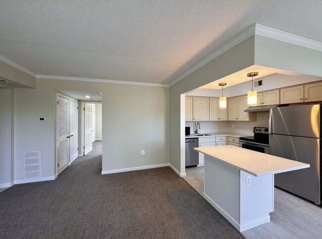 Building Photo - 5756F Village Green Dr