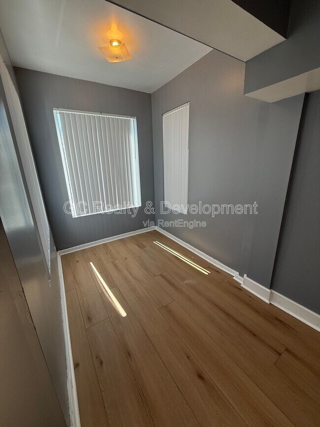 Building Photo - 3302 W Fulton Blvd