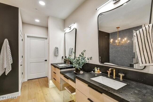 Building Photo - 4909 N Woodmere Fairway