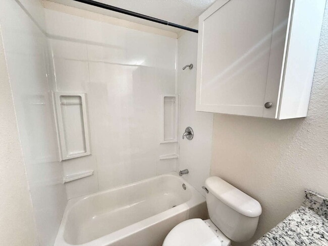 Building Photo - Charming 3-Bedroom Home with Spacious Layo...