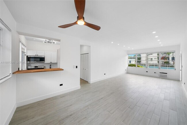 Building Photo - 4710 Pine Tree Dr