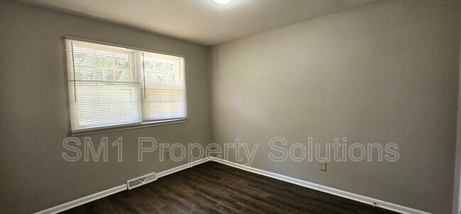 Building Photo - 1529 Earl Dr