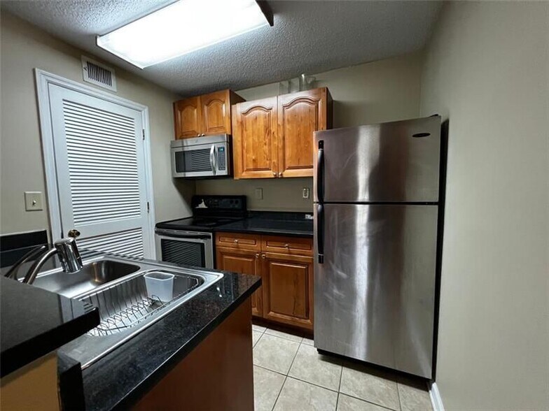Building Photo - 424 Granville Ct