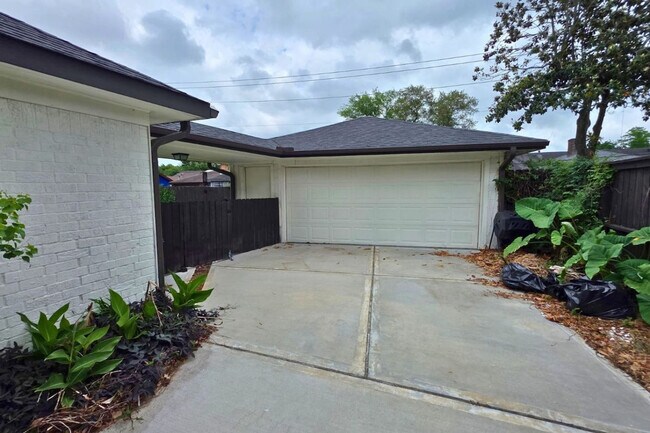 Building Photo - 1810 San Sebastian Ln