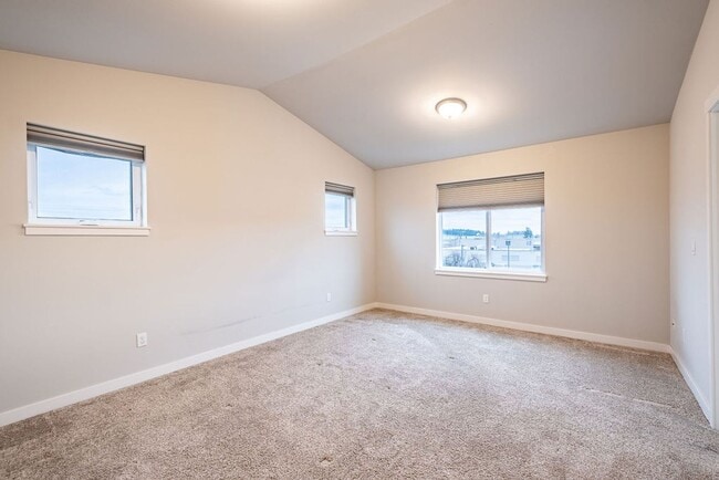Building Photo - 3 bed 2.5 bath townhouse with garage.