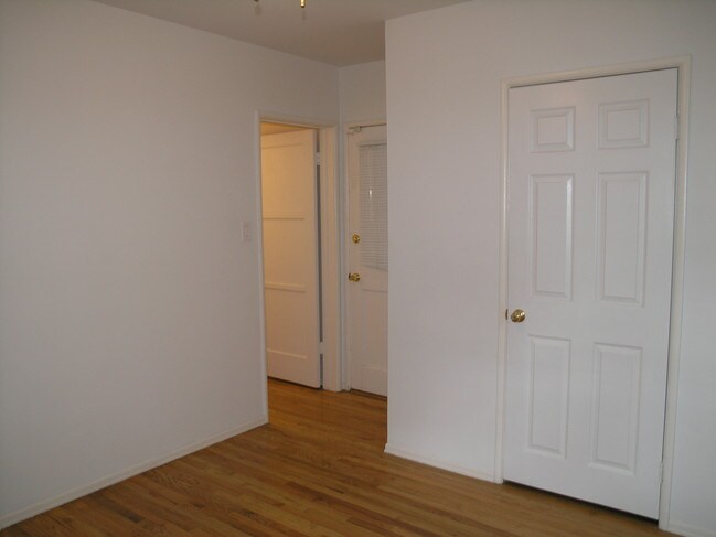 Back bed room - 6350 Deep Dell Pl