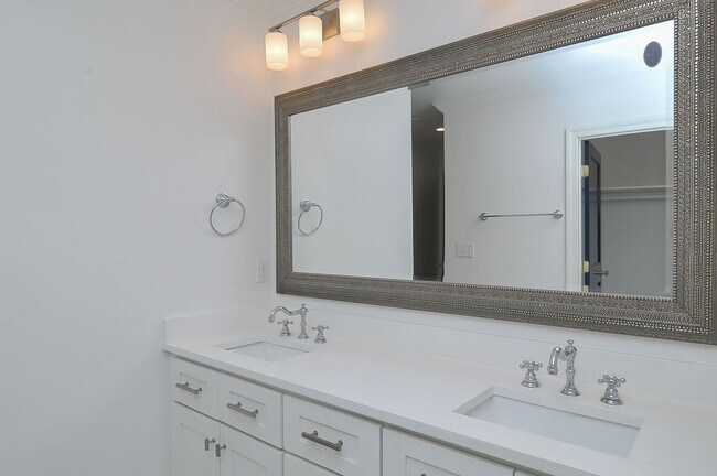 Building Photo - Beautiful 3 bedroom/2 bath house in highly desirable Shandon location! Available June 2026!