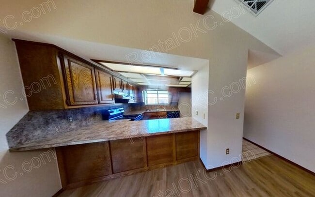 Building Photo - Duplex 2/2 Near shopping and Integris Southwest