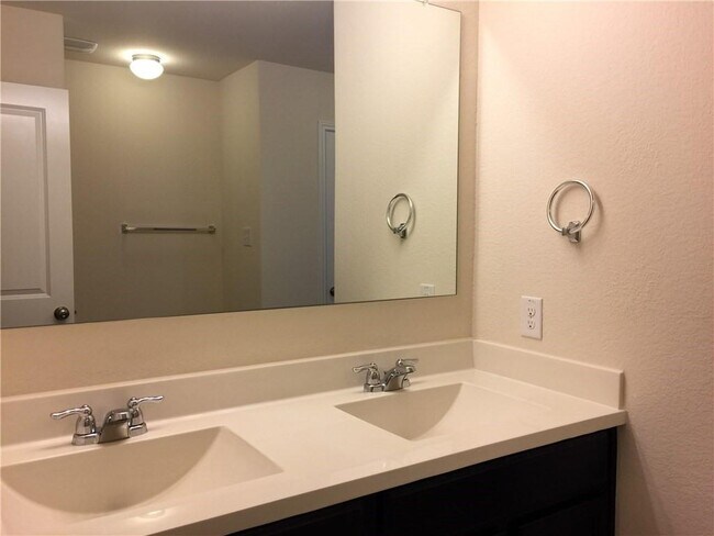 Building Photo - 1032 Hillrose Dr