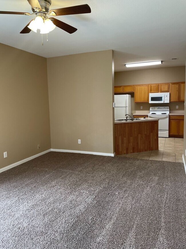 Building Photo - 991 Sierra Vista Ct