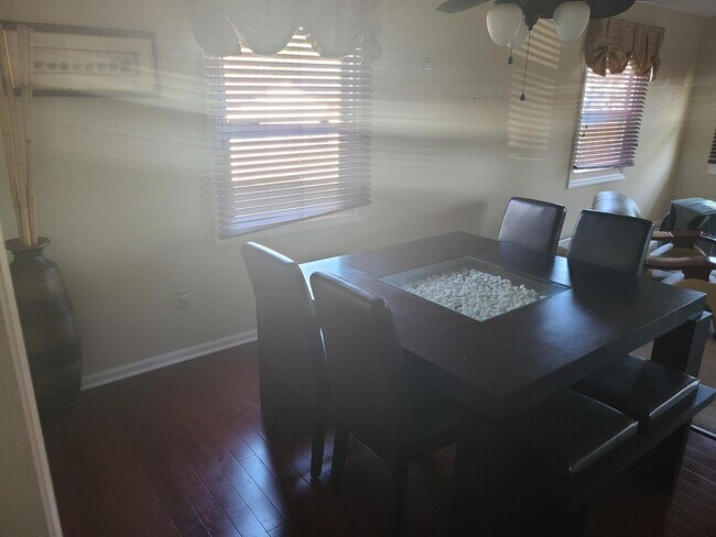 dining area - 21 Montrose Ln