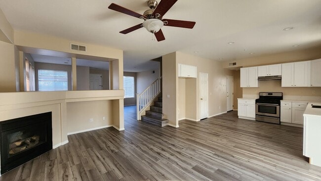 Building Photo - MOVE IN READY!!