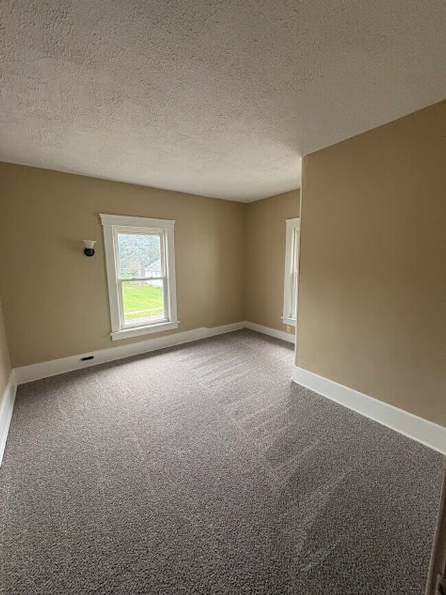 Building Photo - 3 Bedroom 1 Bathroom Home Ready to Rent!