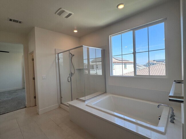Building Photo - Stunning 4 Bedroom 3.5 Bath Home WITH SOLA...