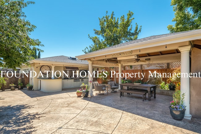 Building Photo - Gorgeous Ranch Style 4BD/2.5BA!  Outdoor Kitchen!  Hot Tub!  FOUNDATION