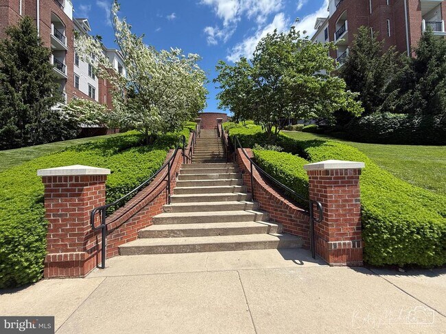 Building Photo - 350 W Elm St
