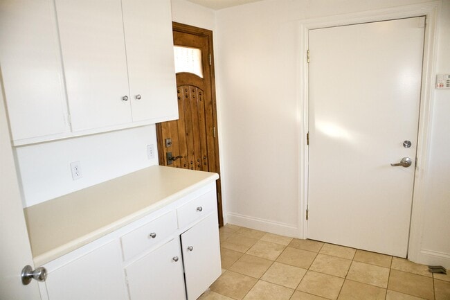 Building Photo - 26665 Whitehorn Dr