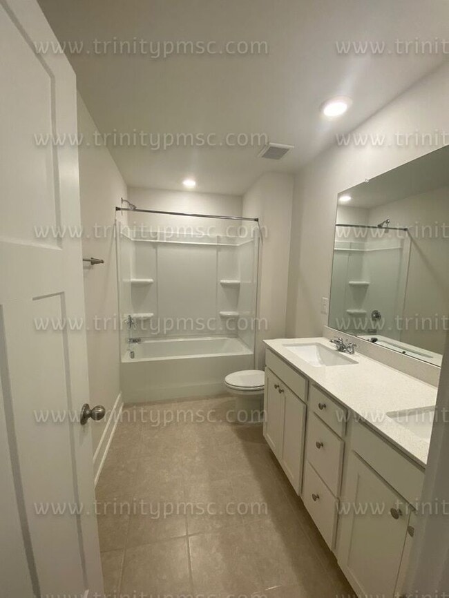 Building Photo - Gorgeous 4/2.5 waiting for you!