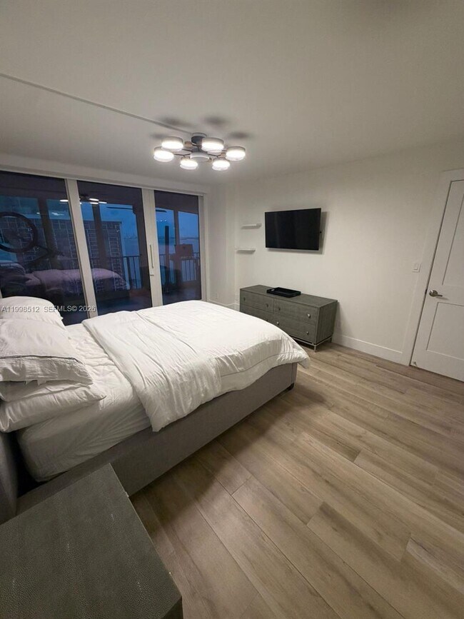 Building Photo - 1925 Brickell Ave