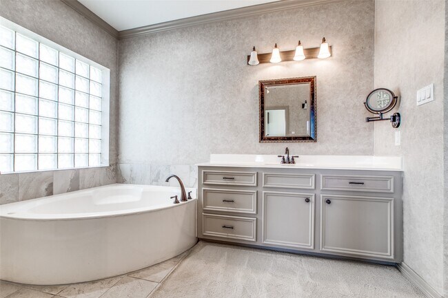 Building Photo - 13661 Lakeside Pl Dr