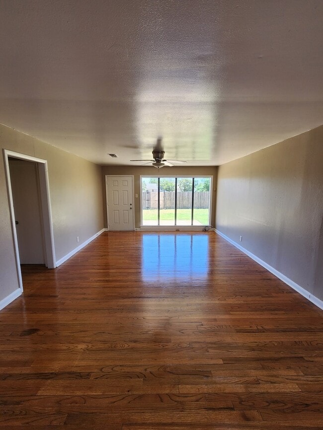 Building Photo - 3 bed 2 bath home with 1 car garage