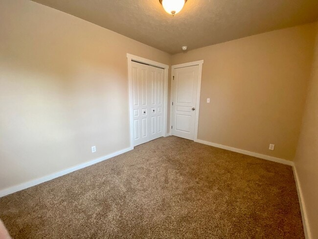 Building Photo - Lovely 4 Bedroom (+ Large bonus room) in B...