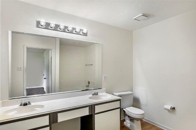 Building Photo - 18023 Lago Forest Dr