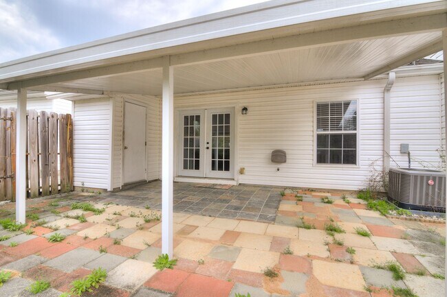 Building Photo - End Unit Townhouse