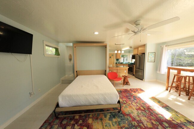 Building Photo - Artsy Studio in Westhaven with Attic Bedroom