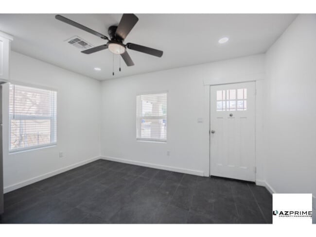 Building Photo - Stylish 3/2 Phoenix Duplex!