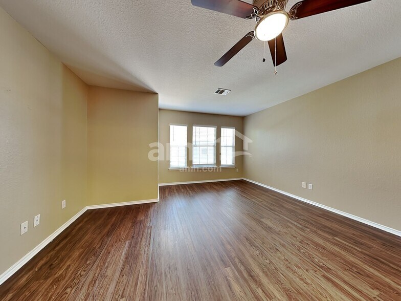 Building Photo - 360 Thicket Ln