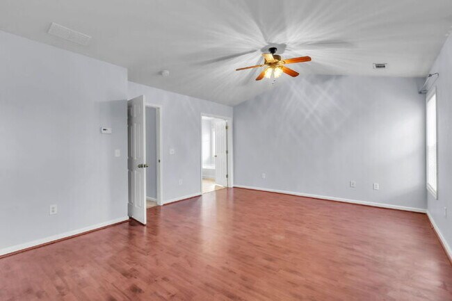 Building Photo - Spacious 4BR Home w/ Screened Porch, Fenced Yard & Great Location