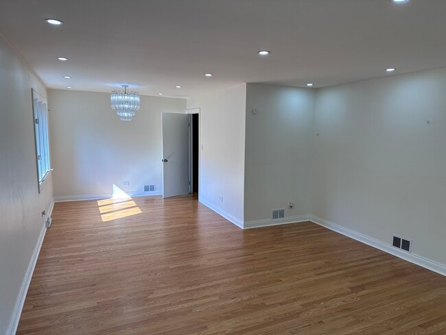 Building Photo - 5530 W 91st St