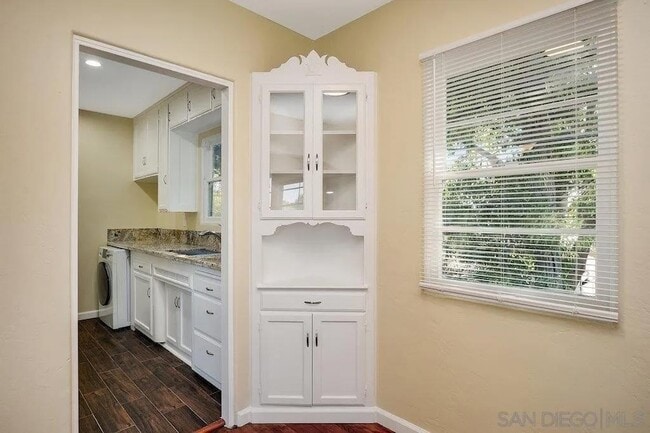 Building Photo - 4417 Van Dyke Ave