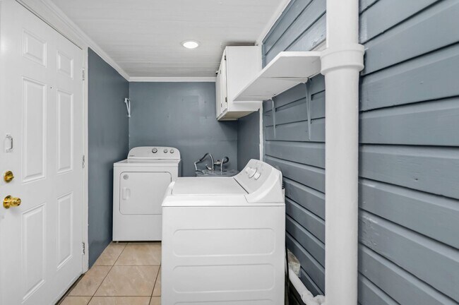 Building Photo - Charming 2 Bedroom Home, close to USC & lo...