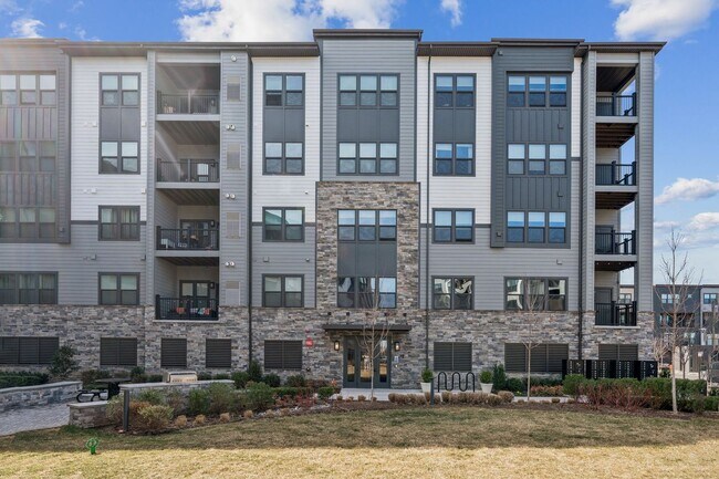 Building Photo - Gorgeous 2bd/2ba modern condo w/balcony located conveniently in MOSAIC AT WOODLAND PARK in Herndon.