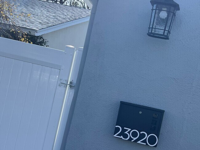 private entrance with separate mailbox - 23922 Archwood St