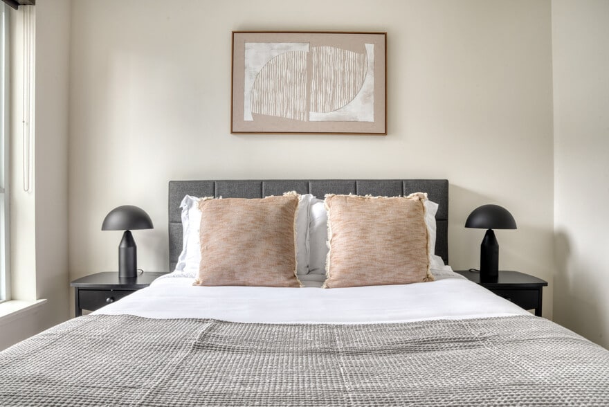 Building Photo - 10349 NE 10th St