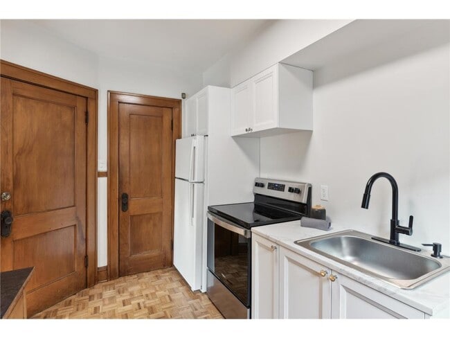 Building Photo - 955 17th Ave SE