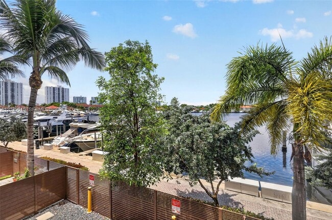 Building Photo - 3750 Yacht Club Dr