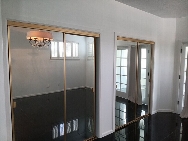 Building Photo - 3 Bedroom, 2.5 Bathroom Home! Schedule a S...