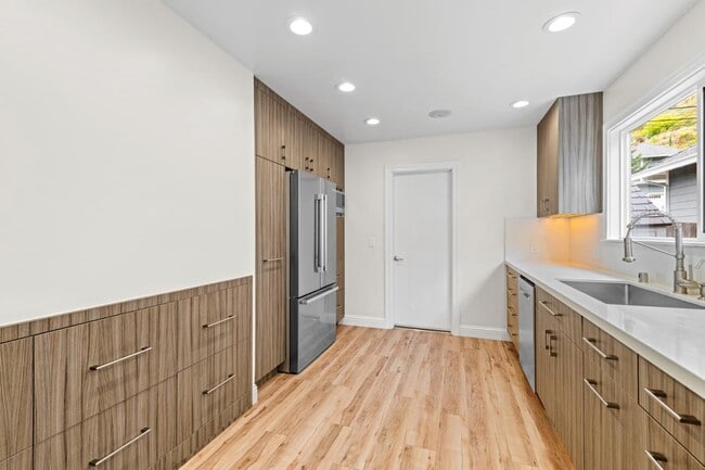 Building Photo - 714 Rockaway Beach Ave