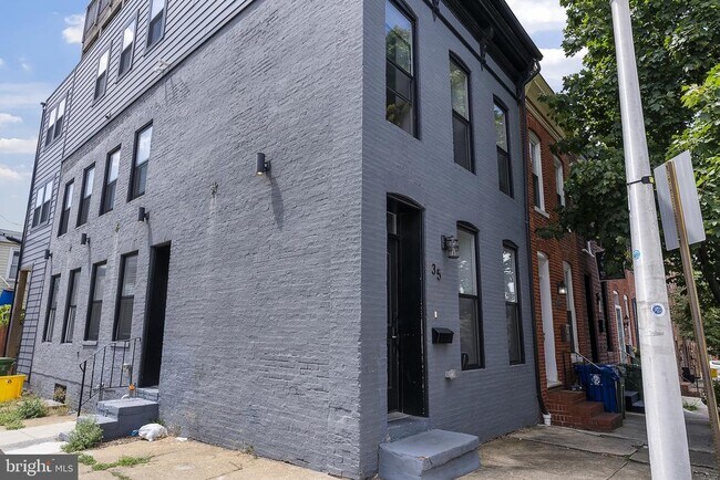 Building Photo - 35 Birckhead St