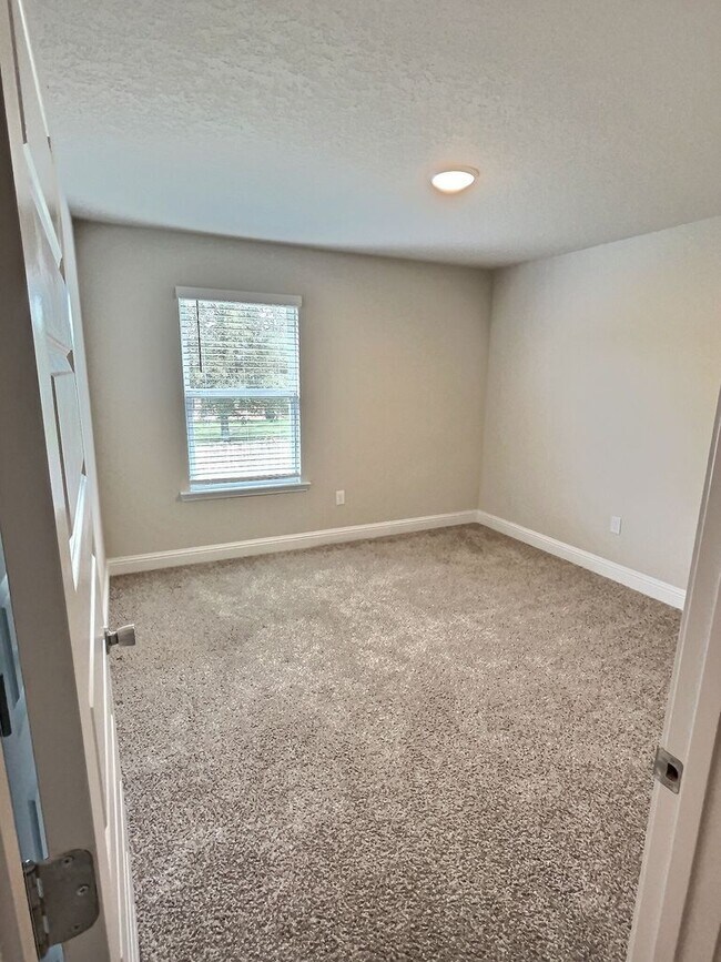 Building Photo - Large 4-bedroom home located in the South ...