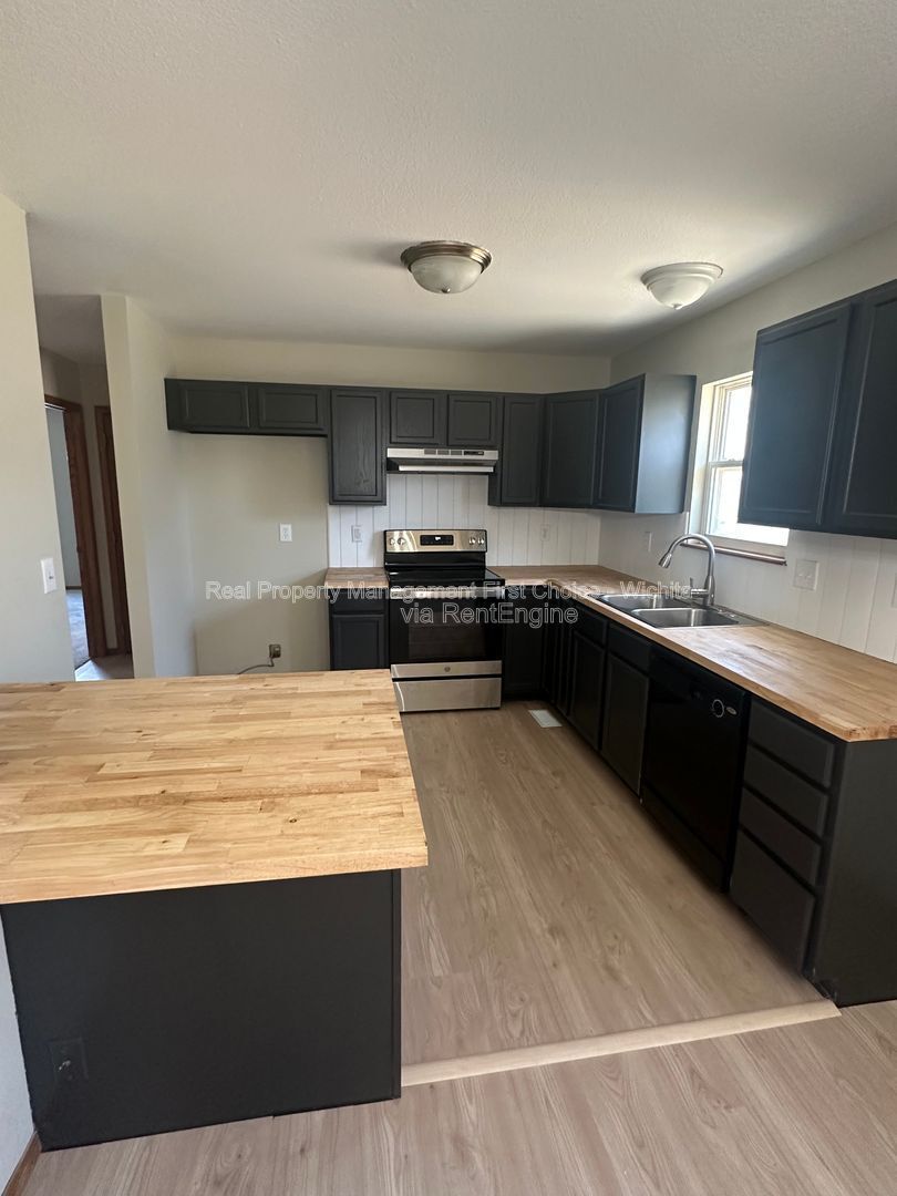 Building Photo - 1450 N Green St