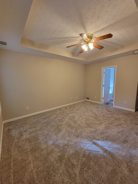 Primary bedroom - 119 Bay Court Dr