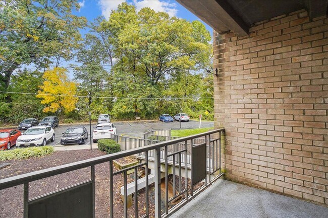 Building Photo - Spacious & Updated 2BD/1BA - All Utilities...
