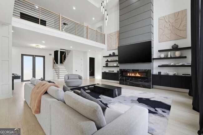 Building Photo - 556 Versailles Dr