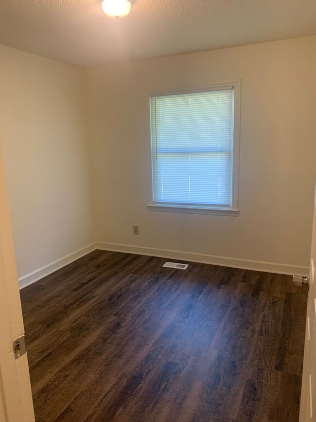 Building Photo - 3 Bed 1 Bath Home Available Fall 2026!