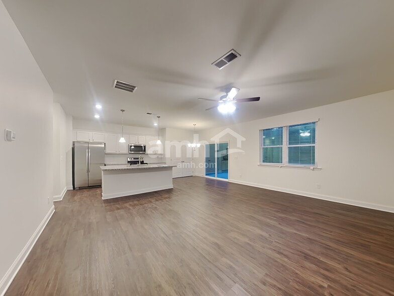 Building Photo - 475 Summit View Lane